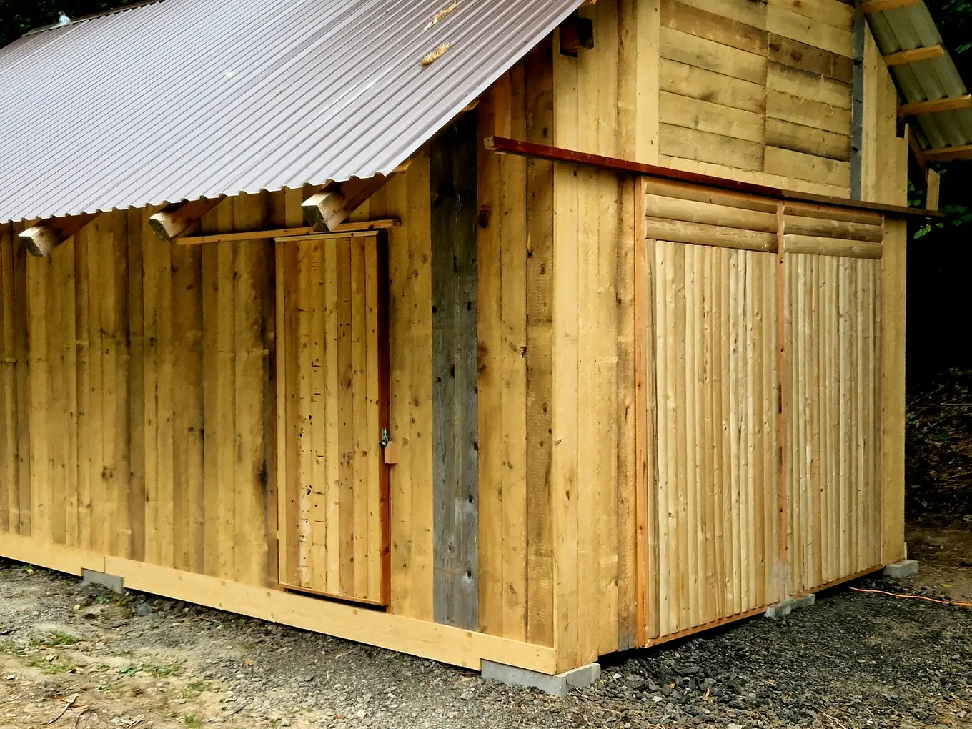 drewniany domek ogrodowy